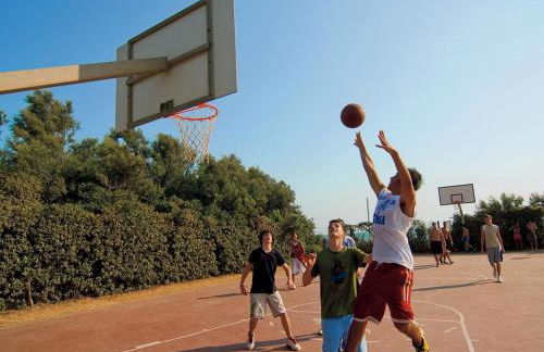 Pine-shaded Getaway w/ Pool - Foto 20