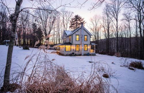 The Swiss Hill Farmhouse - 5 Bedrooms w Hot Tub - Foto 15