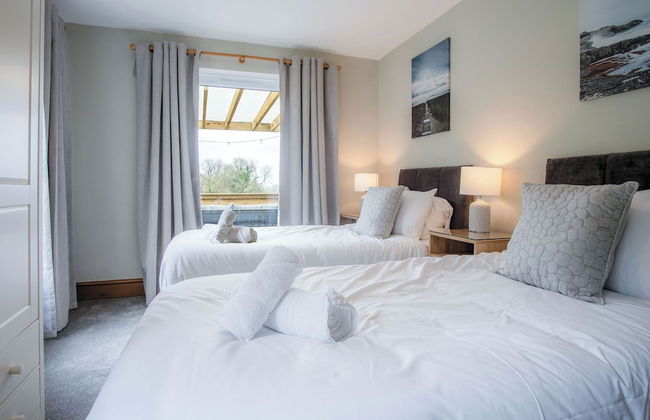 Hill House - 4 Bedroom - Llanrhidian - Photo 16