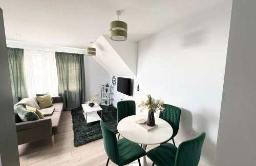 Central 2BR Home with Parking near Ferry - Foto 1