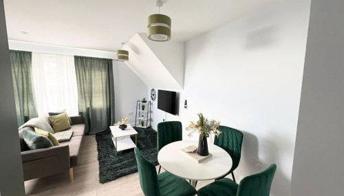 Central 2BR Home with Parking near Ferry - Foto 1