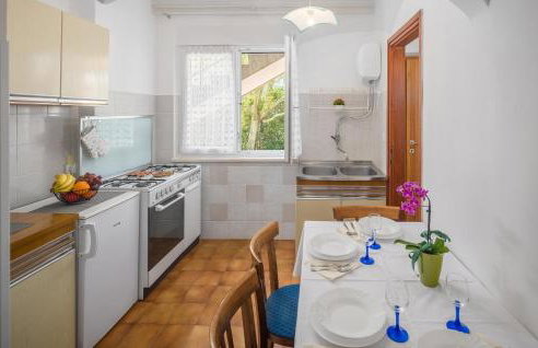 2 Bedroom Nice Apartment In Lovrecica - Foto 4