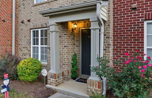 Entire home in prime Raleigh with community pool, dog park and golf course - Photo 31