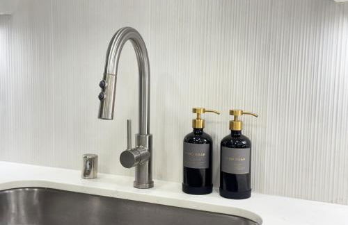 Luxe Deco Haven with Pool, Gym & Parking Close to Disneyland - Foto 39