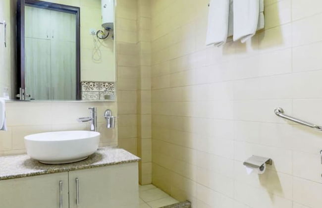 Modern City Retreat 2bhk Paras Fortis Balcony - Photo 10