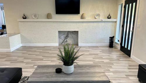 Modern Tropical Oasis with Arcade, HotTub & MiniGolf - Foto 3