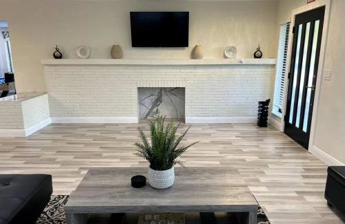 Modern Tropical Oasis with Arcade, HotTub & MiniGolf - Foto 3