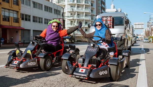 Disfrutando del tour en kart por Tokio