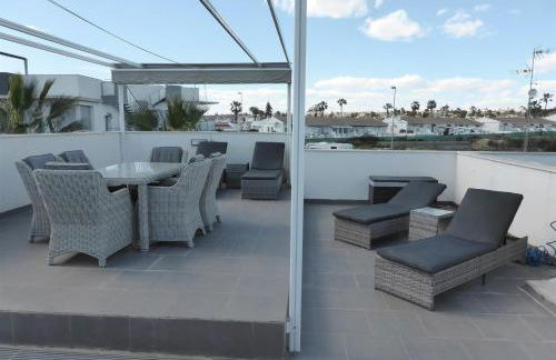 A modern villa with a large solari - Photo 15