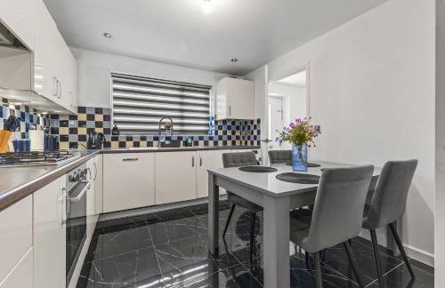 New large townhouse 3 bedrooms 4 beds and parking - Foto 11