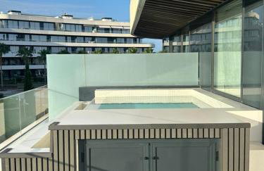 Luxury complex beachfront apartment, infinity pool, sauna, gym and large terrace - Foto 29