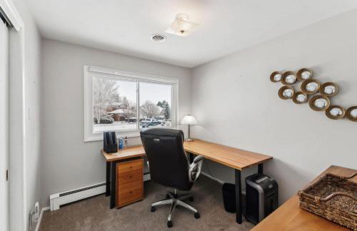 Cozy 3BR Home with BBQ Patio & Gym Near Downtown - Foto 16