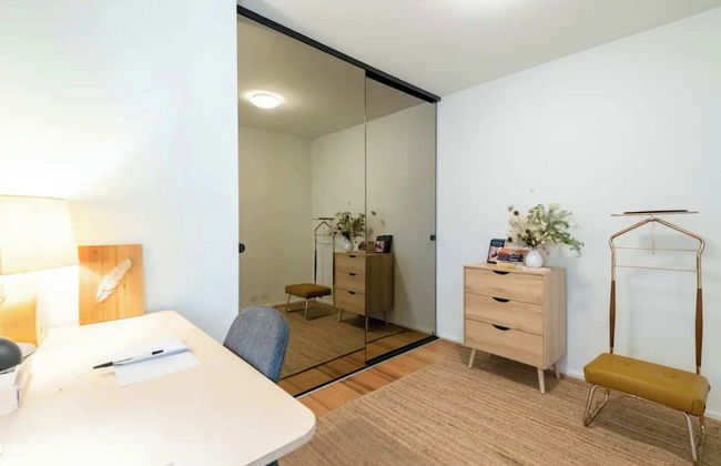 Charming 1BR in Fitzroy w/ Parking, Pool, + Gym! - Foto 1