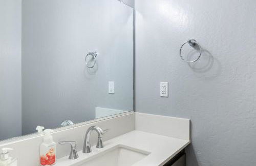 Spacious 4BR Home With BBQ, Near Sequoia & Fresno - Photo 23