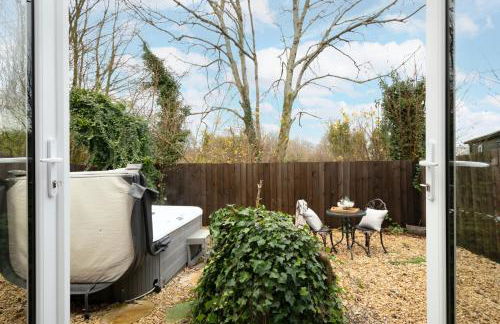 Meadow Cottage - Secluded Woodland Cottage with Private Hot Tub - Photo 16