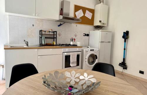 Appartamento per 5 persone su una scalinata storica a 9 minuti a piedi dalla stazione e 12 dal centro - Vista sui tetti della città - Zona collinare residenziale - Foto 17