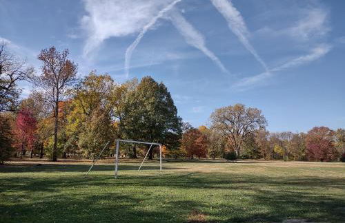 New listing! ON 62-acre Broad Ripple park/ less than a mile from Broad Ripple village. - Foto 68