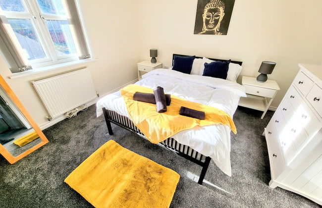 Large Modern House with Parking - Photo 20