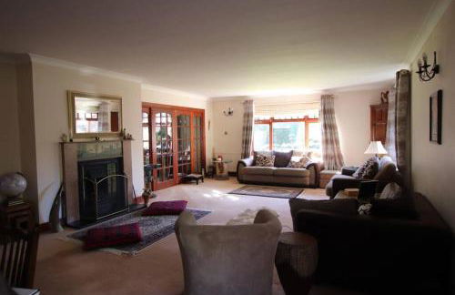 Serene Countryside Home with Manicured Gardens - Foto 9