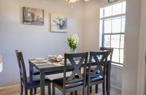 Congeniality and Comfort. All the essentials with class, 2 nights? 2 weeks? Stay, relax, work, or go out for fun. - Foto 15