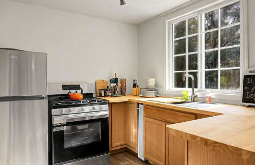 Awendaw Retreat 2 BR Cottage BBQ & Fire Pit - Foto 3