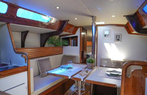 The Classic Sailboat Retreat - Photo 1