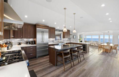 Distinguished Oceanfront Point Estate with Iconic Beach Mountain Vistas - Foto 38