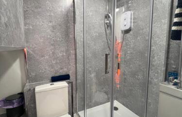 4 Bedroom House in the Heart of Basildon 2 mins to Town Center I Weekly or Monthly Stay Offer I Free Parking I Sleeps 7 - Foto 10