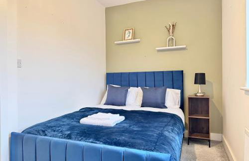 Stylish 2 Bedroom Home Near Lake with Free Parking & Garden - Photo 26