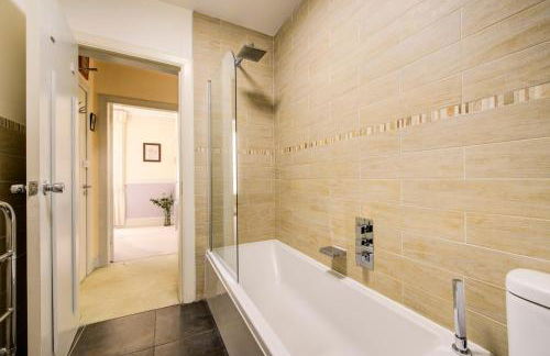 GuestReady - Historic Edinburgh Old Town Apartment - Photo 18