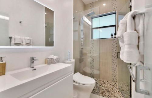 Lynoras Luxe Estate 3 bedroom 3 bath with Modern Design and Heated Pool - Foto 51