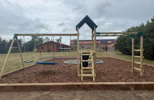 Entire Luxury Log Cabin Sleeps 6 with Private Hot Tub & Scenic Views near Durham & Bishop Auckland - Foto 4