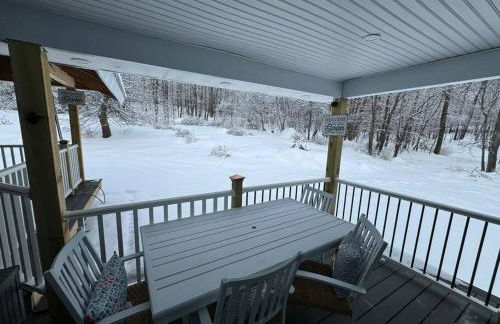 New Sunday River Ski Retreat with Hot Tub Spa - FirePit Sleeps 16 - Foto 78