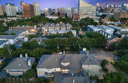 Luxury Oak Lawn Home | Game Room, Parking, Balcony - Foto 36