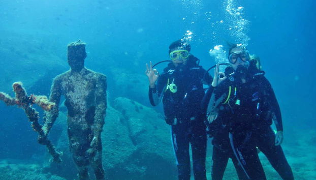 Escultura situada en el fondo marino de Paraty