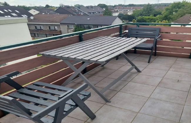 Modern Apartment With Balcony - Photo 25