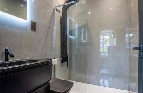 Luxury 4-Bedroom High-End Home, Includes Jacuzzi and Pool Table - Foto 7