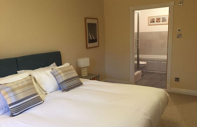 Turnberry Apartments - Photo 2