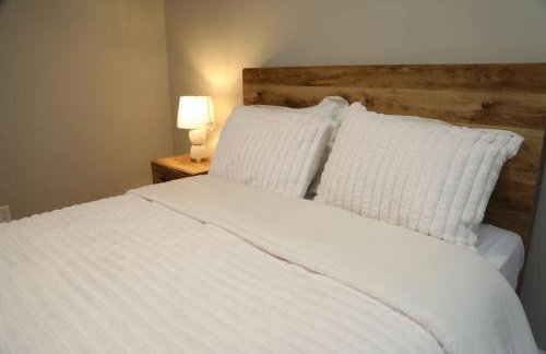 Grace Filled Apartment in Newark - Photo 24