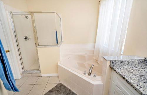 Disney Dream with Hot Tub, Pool, Xbox, Games Room, Lakeview, 10 min to Disney, Clubhouse - Foto 34