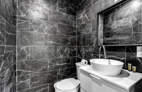 Contemporary Family Oasis Pool and Comfort - Foto 18