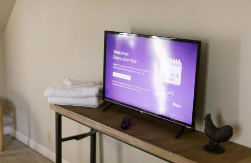 ~ The Cozy Farmhouse ~ | Sleeps 10+ | Farm Views - Foto 49