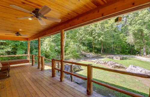 Romantic Mountain View Cabin Rental Near Downtown! - Foto 2
