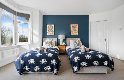 LONG TERM STAY SPECIAL OFFER AVAILABLE! 5-Bedroom Spacious, Stunning Design, Sociable Areas & Cosy House Near South Downs Park, Sleeps 11 with GAMES Room, PRIVATE PARKING and GARDEN - by Blue Puffin Stays - Foto 15