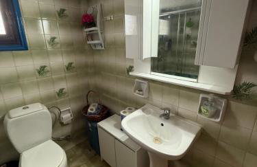 2-Bedroom Blue & White House with Garden and Beach - Foto 15