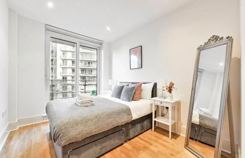 Bright Riverside 2 Bed Haven with Balcony - Modern Comfort in Battersea - Foto 3