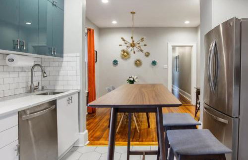 Mid-Century Marvel Steps from Restaurants Bars and Markets 3BR & 2BA - Foto 17