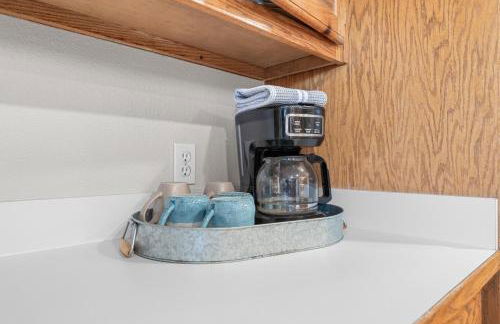 Lakefront Retreat with Deck Movie Room and Yard - Foto 21