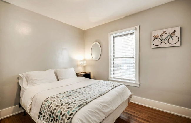 Shiny and Comfortable Oakland House 3 car Driveway - Photo 18