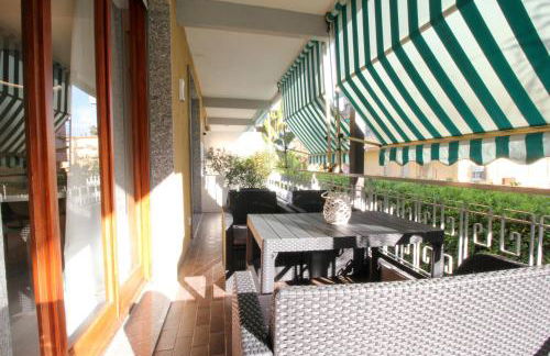 Parrots & Palms - Photo 16